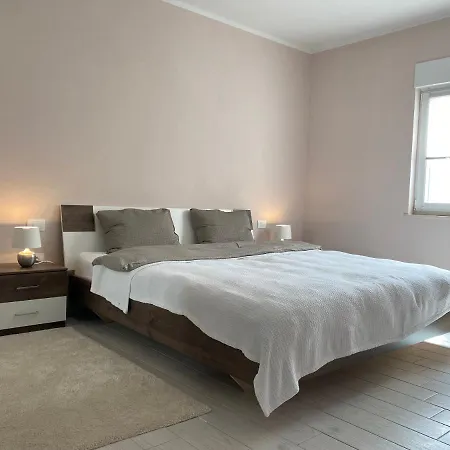 Apartman Maduna 2, Sa Bazenom * Kaštel