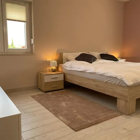 Apartman Maduna 2, Sa Bazenom * Kaštel