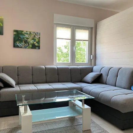 Apartman Maduna 2, Sa Bazenom