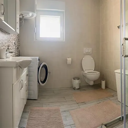Apartman Maduna 2, Sa Bazenom Kaštel